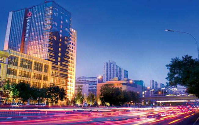 赖出席剪彩仪式，一号馆建成并投入使用。